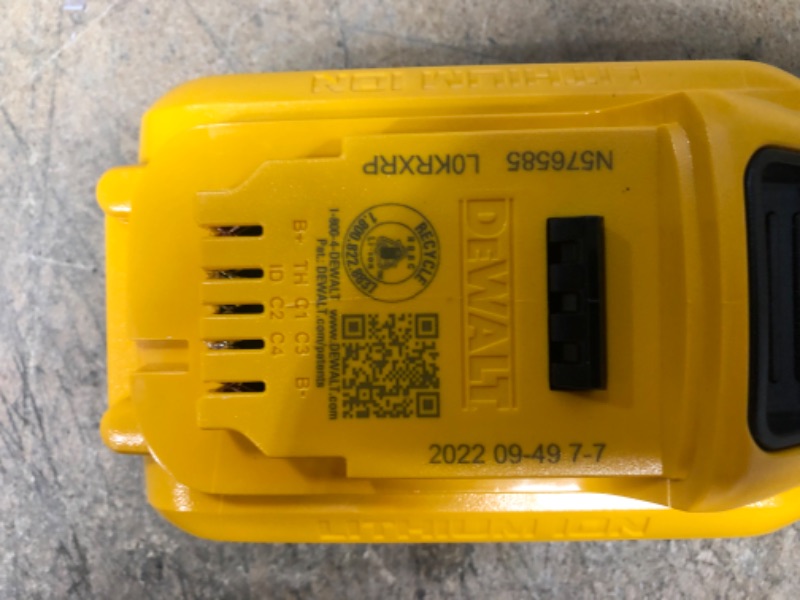 Photo 4 of "DeWALT DCB240C 20V 4.0 Ah Max Compact Lithium-Ion Battery Pack"