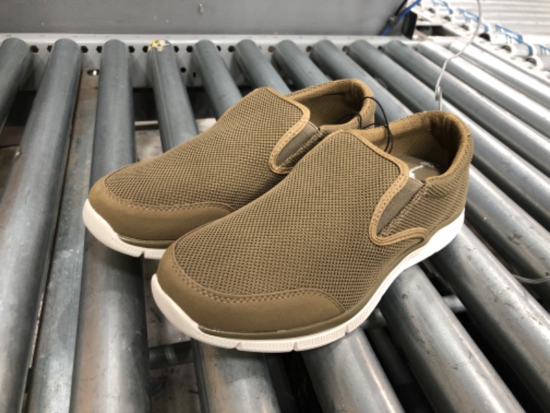 Photo 1 of Amazon Essentials Men's Sport Casual Slip on Sneaker (SIZE 10)
