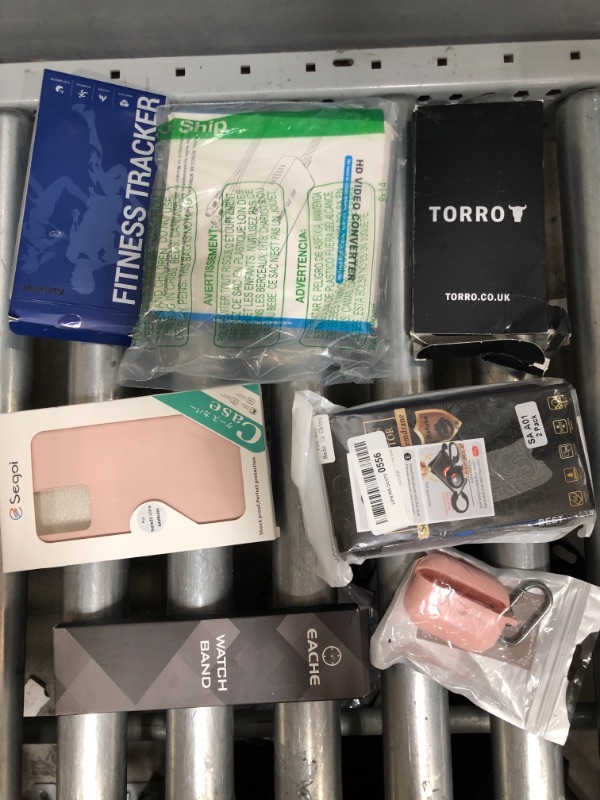 Photo 1 of Mixed lot of phone cases and electronic accessories (7 items)