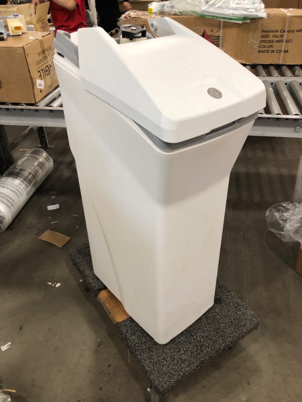 Photo 2 of ***PARTS ONLY*** GE® 40,000 Grain Water Softener
