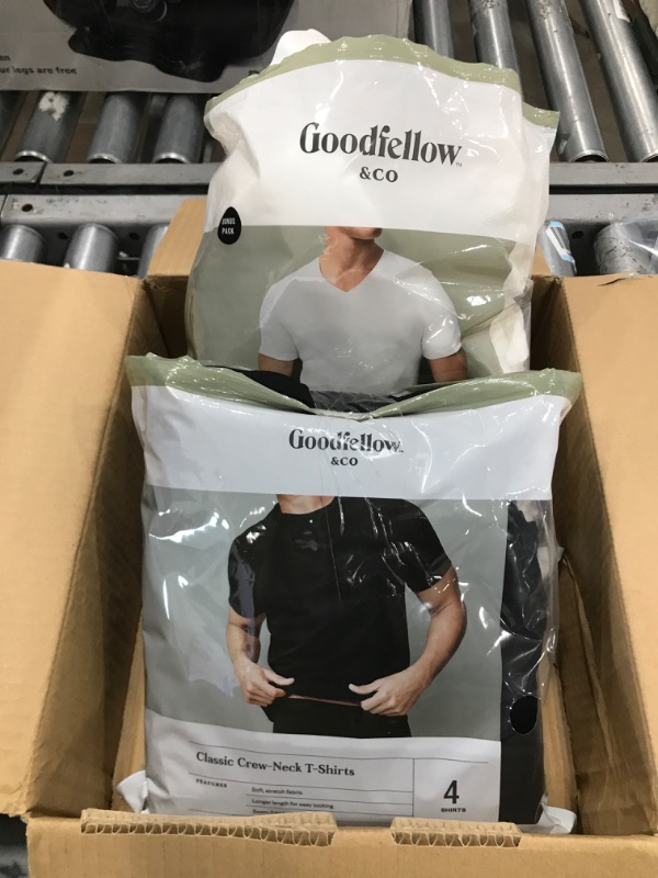 Photo 1 of 2 PACKS: Goodfellow & Co™ Men's Short Sleeve 4pk Black & white 
Size Large 