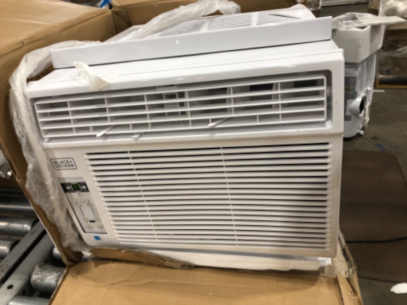 Photo 4 of DOES NOT FUNCTION, DAMAGE, BLACK+DECKER BD10WT6 Window Air Conditioner with Remote Control, 10000 BTU, Cools Up to 450 Square Feet, White
**dents, does not blow air**