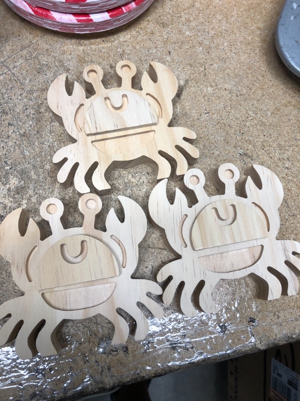 Photo 1 of 3 pack - Freestanding Wood Crab - Mondo Llama™

