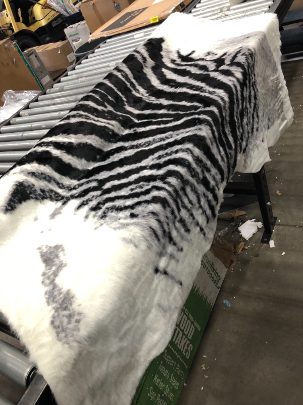 Photo 5 of **used**
Erin Gates Acadia Aca-1 Zebra 5'3" X 7'10" Area Rug
