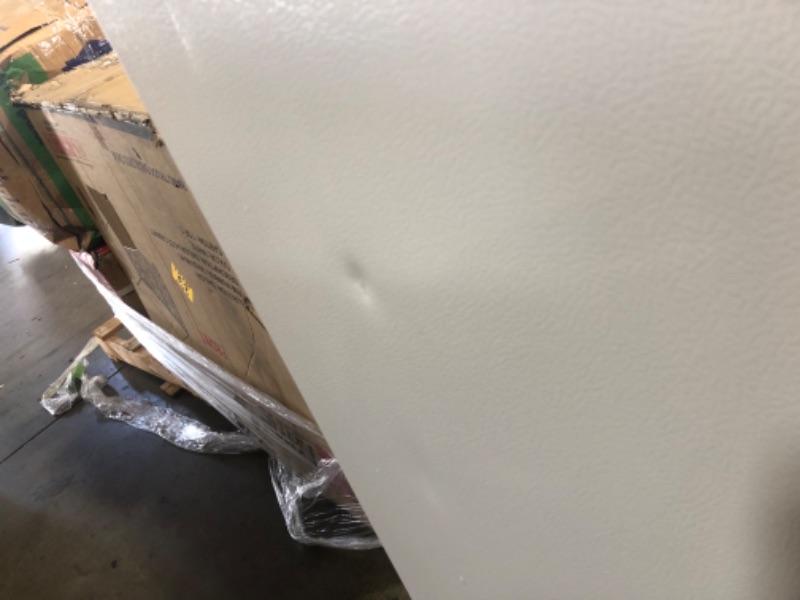 Photo 10 of (DENTED) Midea MRU05M2AWW Upright Freezer, 5.3 Cu.ft, white
