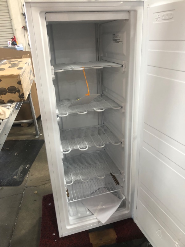 Photo 6 of (DENTED) Midea MRU05M2AWW Upright Freezer, 5.3 Cu.ft, white
