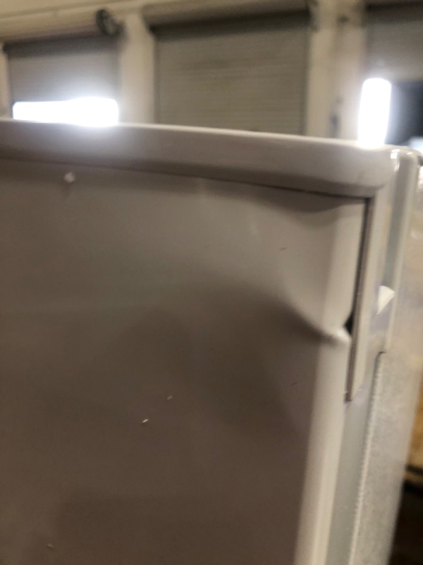 Photo 2 of (DENTED) Midea MRU05M2AWW Upright Freezer, 5.3 Cu.ft, white
