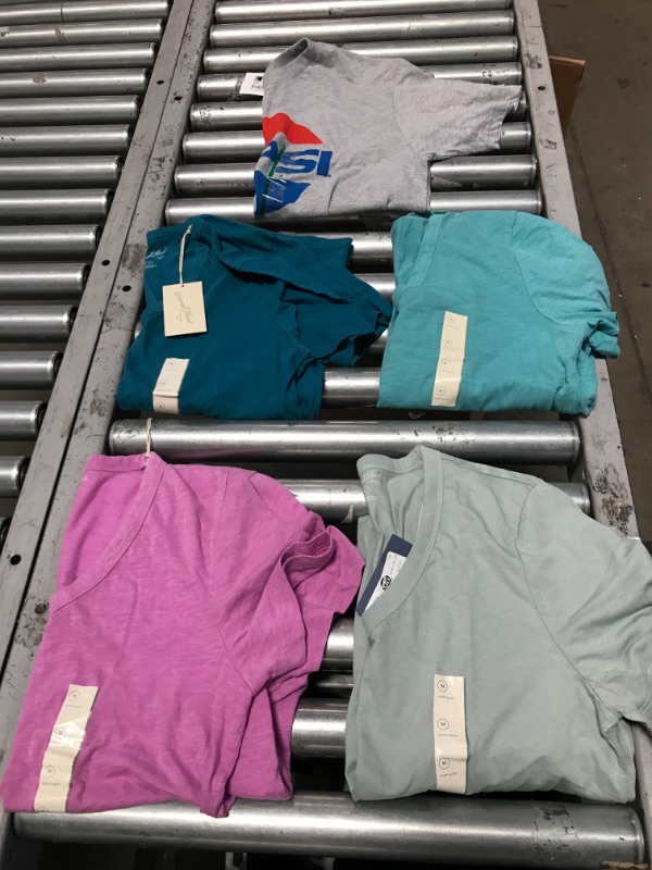 Photo 1 of 4 PACK: Women's medium t-shirt bundle (5 items)