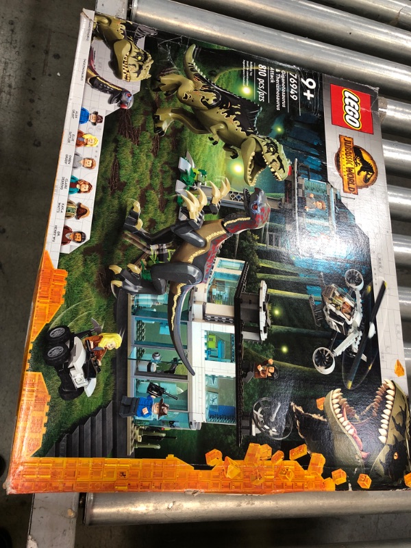 Photo 3 of LEGO Jurassic World Giganotosaurus & Therizinosaurus Attack 76949

