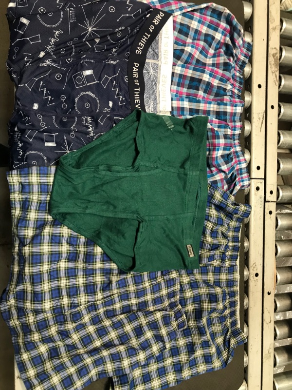 Photo 1 of Bundle of assorted Men Hanes/pair of thieves boxers--Sizes S/L/XL
5 Items