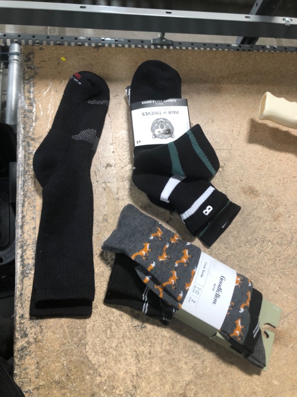 Photo 2 of ****6 PAIRS OF ASSORTED MENS SOCKS. 