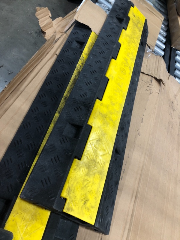 Photo 4 of **SET OF 3**MINOR DMAAGE TO ONE**  VEVOR Speed Bump Cable Protector Ramp 5PCS 2-Cable Rubber 40"x9.7"x2" Cord Guard
