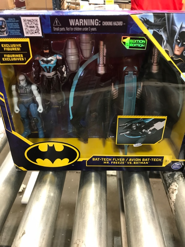 Photo 2 of DC Comics Batman Bat-Tech Flyer with 4 Mr Freeze & Batman Action Figure Playset
