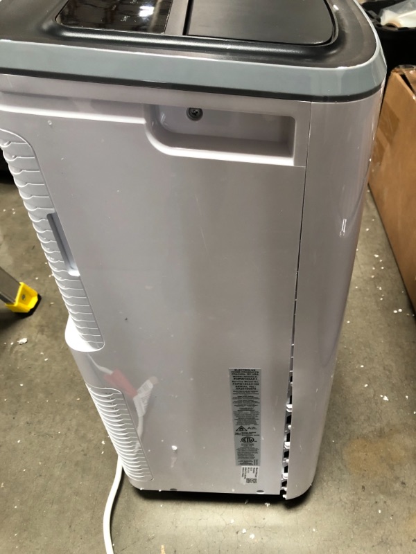 Photo 6 of **PARTS ONLY**

FHPW122AC1 Portable Air Conditioner with 12000 BTU Cooling Capacity 115 Volts 11 Amps 7.2 CEER Remote and 3 Fan
**SIDE IS CRACKED OPEN**