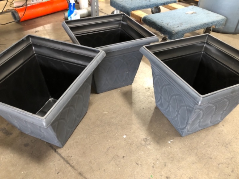 Photo 2 of 14.5 in. Durham Chalk Wash Plastic Square Planter

3 PACK