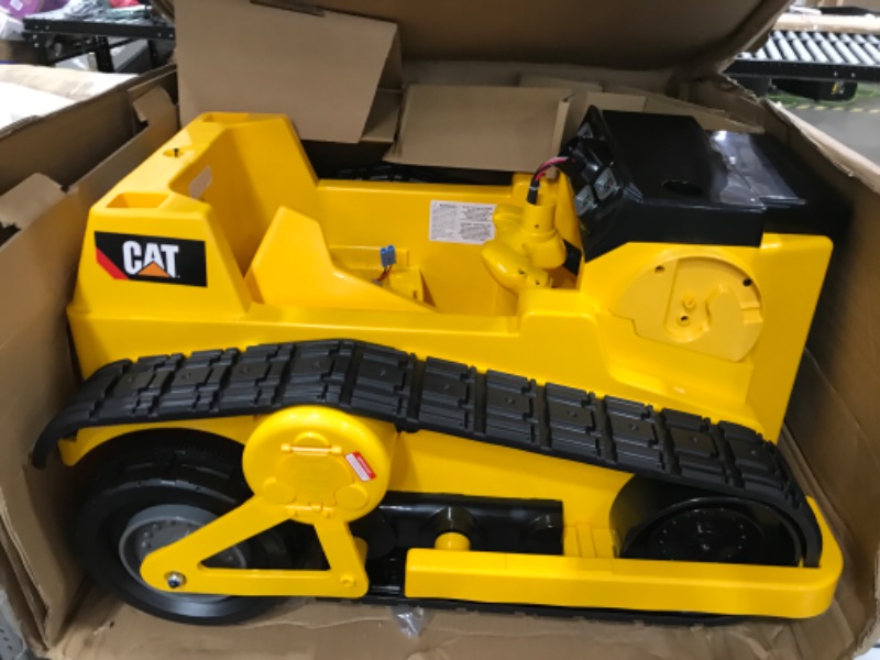 Photo 2 of USED: Kid Trax Caterpillar D9 Bulldozer Toddler Ride On Toy, 12 Volt Battery, 3-5 Years, Max Rider Weight of 55 lbs, Single Rider, D9 Bulldozer,KT1136 44.38 x 29.55 x 30.38 inches

