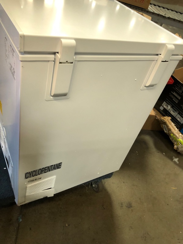 Photo 8 of *NONFUNCTIONAL* Midea MRC050S0AWW Chest Freezer, 5.0 Cubic Feet, White
