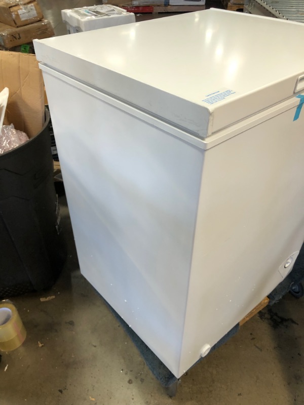 Photo 4 of *NONFUNCTIONAL* Midea MRC050S0AWW Chest Freezer, 5.0 Cubic Feet, White
