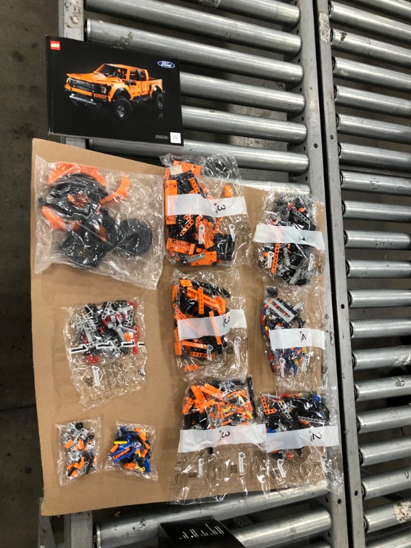 Photo 4 of (DAMAGED BOX; BAG 1 PREV. OPENED) LEGO Technic Ford F-150 Raptor 42126 Model Building Kit

