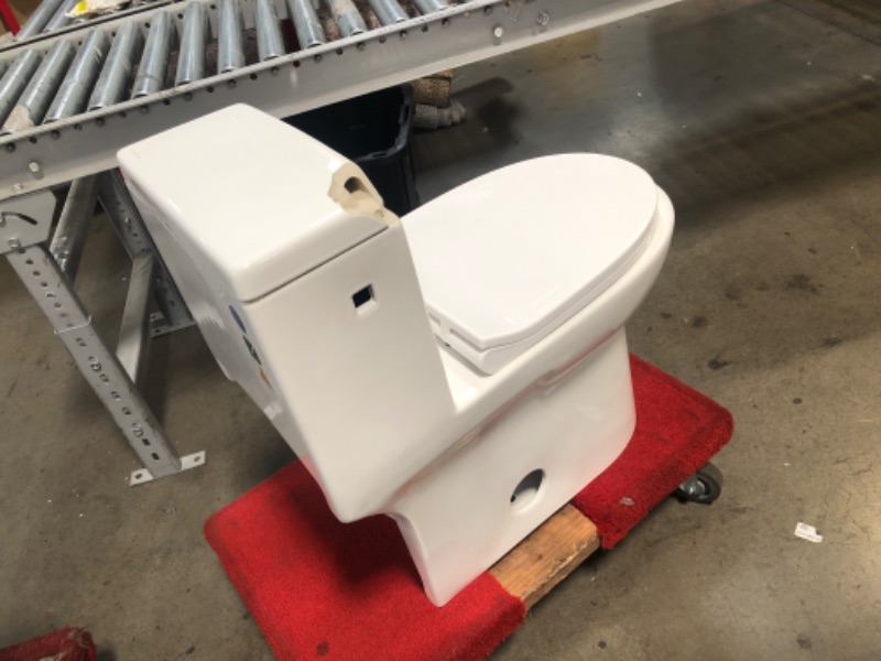 Photo 2 of (BROKEN-OFF CORNER OF LID) Swiss Madison Daxton 1-piece 1.28 GPF Single Flush Elongated Toilet in Glossy White, Seat Included