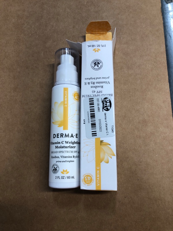 Photo 2 of (EXP. DATE: 12-2023) derma e Vitamin C Weightless Moisturizer - SPF 45 - 2 fl oz

