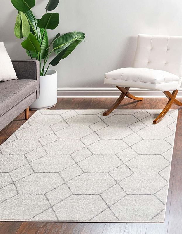 Photo 1 of Unique Loom Trellis Frieze Collection Area Rug-Modern Morroccan Inspired Geometric Lattice Design, 5'2''ft x 8' ft, Ivory/Gray

