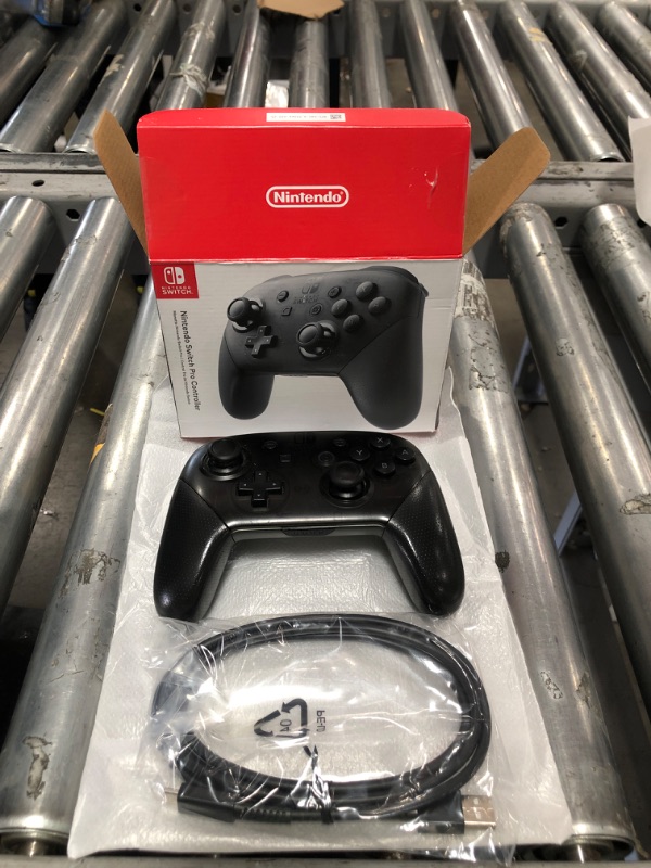 Photo 2 of Nintendo Switch Pro Controller

