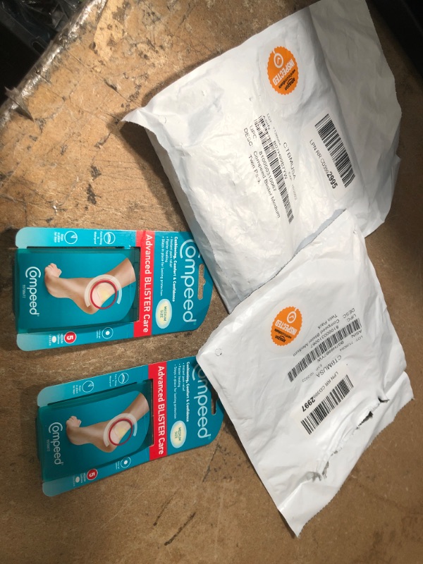 Photo 2 of ** SETS OF 2 **
Compeed Advanced Blister Care 5 Count Mixed Sizes Pads (2 Packs), Hydrocolloid Bandages, Heel Blister Patches, Blister on Foot, Blister Prevention & Treatment Help, Waterproof Cushions
Size Name: Mixed Sizes 5 Count

