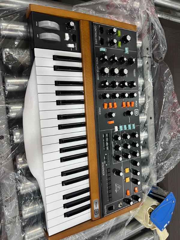 Photo 1 of Behringer POLY D Analog 4-Voice Polyphonic Synthesizer with 37 Full-Size Keys
