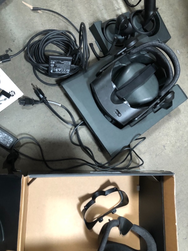 Photo 23 of HP Reverb VR3000 G2 VR Headset-- requires additional electrotonic supplies for full testing 
