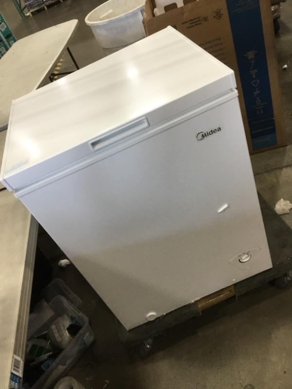 Photo 2 of Midea MRC050S0AWW 5.0 Chest Freezer
