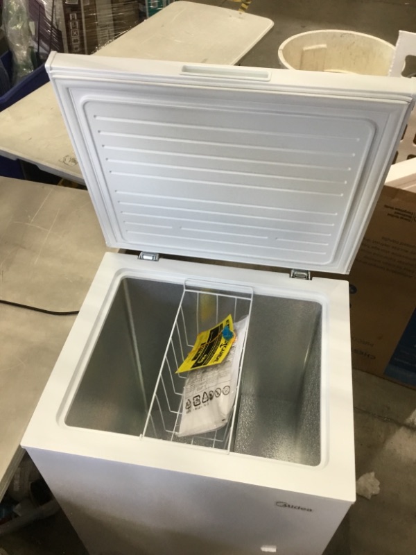 Photo 3 of Midea MRC050S0AWW 5.0 Chest Freezer
