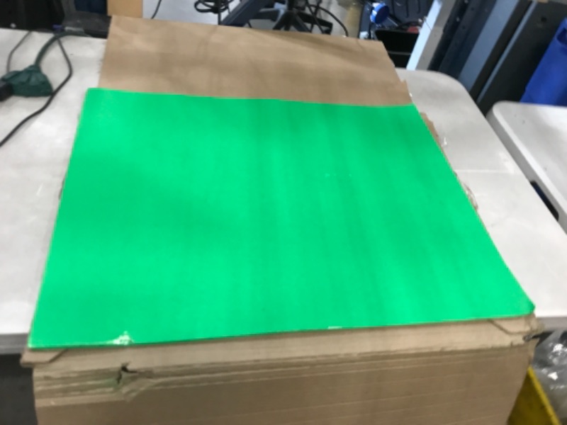 Photo 1 of 25pcs
28'X 22" cardboard green sheets 