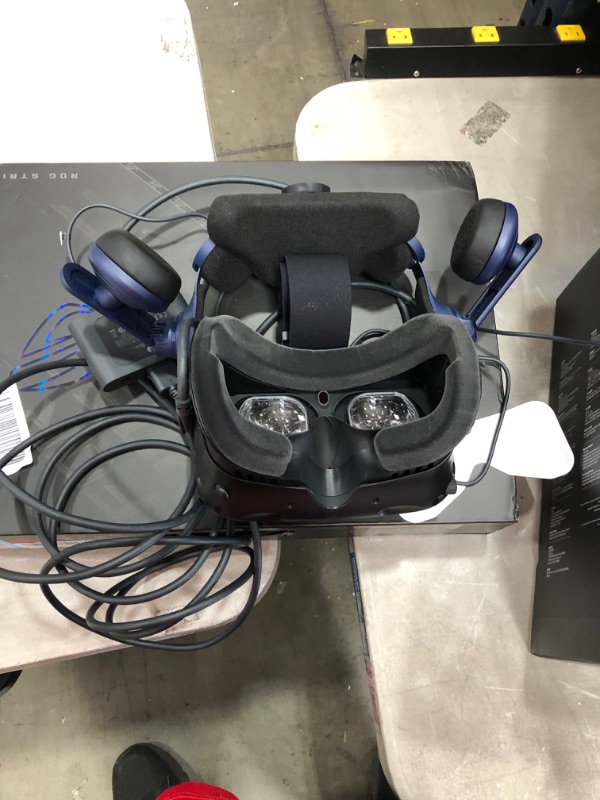 Photo 3 of HTC VIVE Pro 2 Virtual Reality System
