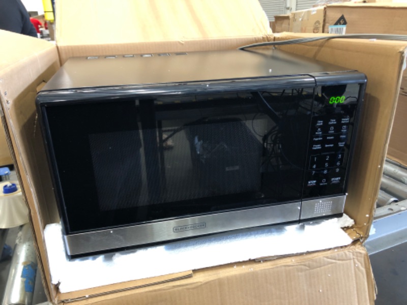 Photo 2 of TESTED POWERS ON** TURNS ON BUT OVER HEATS WITHOUT PRESSING ON TIMER. NEEDS REPAIRED**
BLACK+DECKER EM031MB11 Digital Microwave Oven with Turntable Push-Button Door, Child Safety Lock, 1000W, 1.1cu.ft, Black & Stainless Steel, 1.1 Cu.ft
