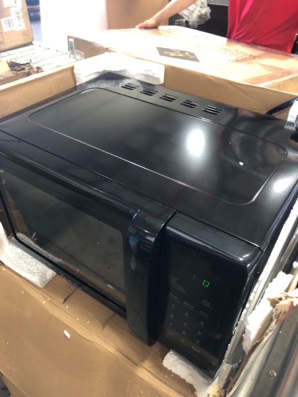 Photo 4 of Magic Chef 0.9 Cu. Ft. 900W Countertop Microwave Oven in Black
