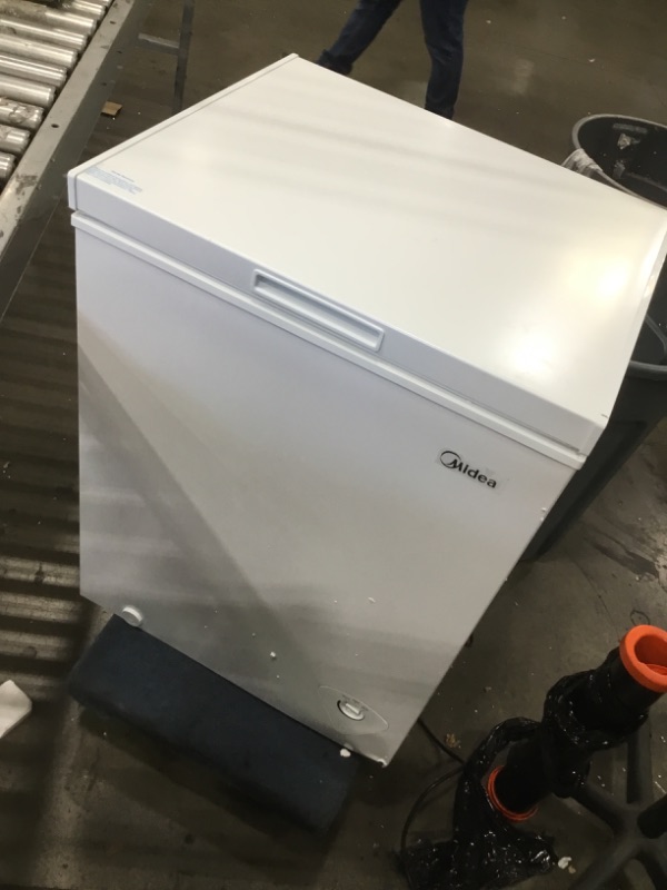 Photo 2 of Midea MRC050S0AWW 5.0 Chest Freezer
