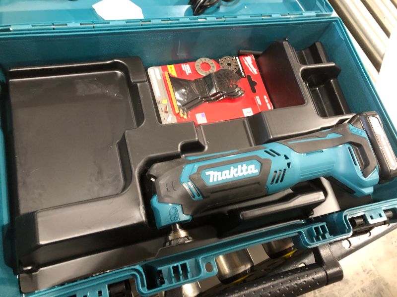 Photo 2 of Makita MT01R1 12V CXT Lithium-Ion Cordless Multi-Tool Kit
