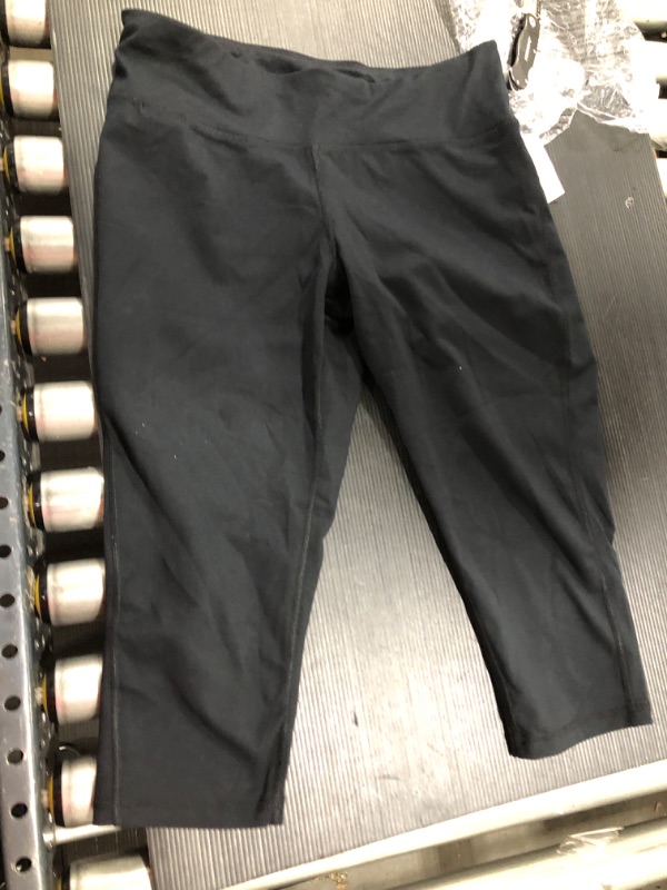 Photo 1 of Amazon Essentials Women's Studio Sculpt Mid-Rise Capri Yoga Legging--- large 