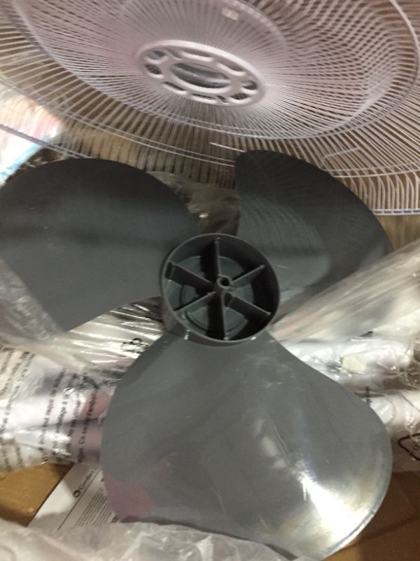 Photo 3 of Comfort Zone CZST185WT Pedestal Oscillating Quad Pod Fan - 18 in.