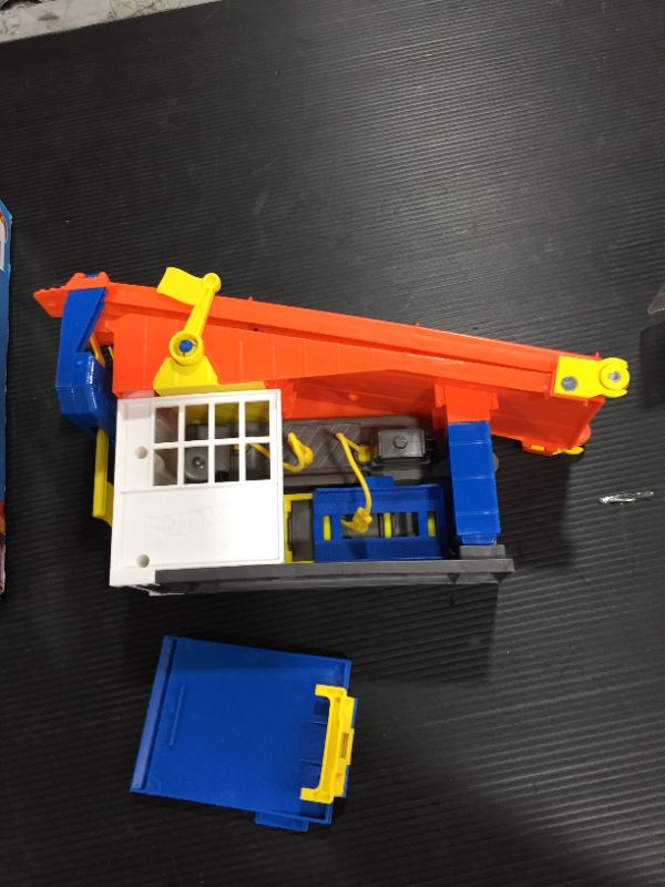 Photo 1 of Hot Wheels Rooftop Race Garage Playset, Race to the Finish Line then Pull Into the Garage for a Tune-up with the Rooftop Race Garage! , Orange
