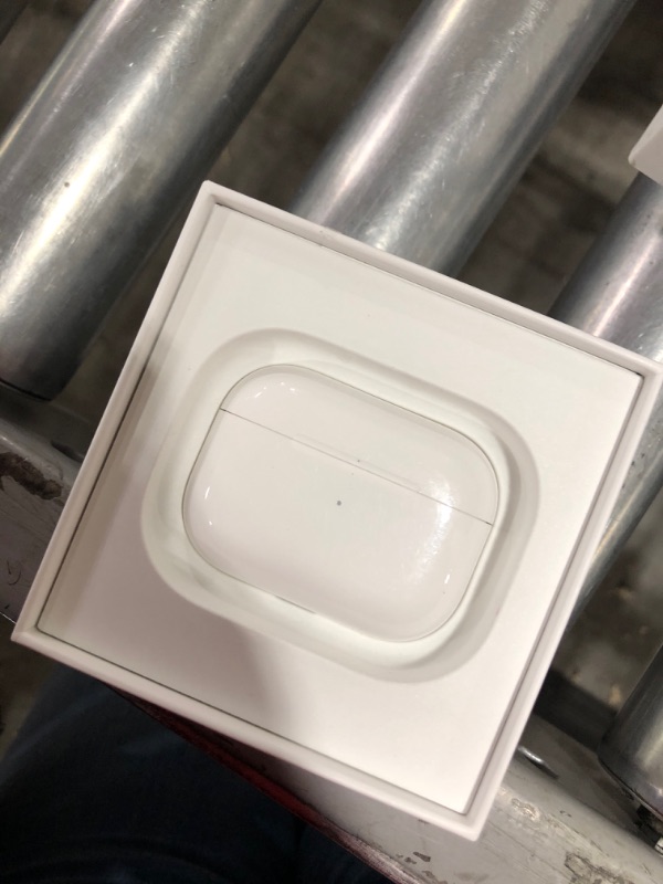 Photo 3 of Apple AirPods Pro
