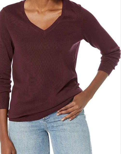 Photo 1 of Amazon Essentials Women's Classic Fit Lightweight Long-Sleeve V-Neck Sweater
XS 