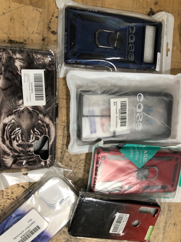 Photo 2 of **** ELECTRONIC BUNDLE*** SOLD AS IS*** NO RETURNS*** NO REFUNDS***
- iphone and galaxy cases
- ipad pro 11 screen protector 