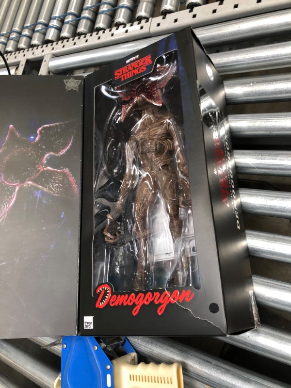 Photo 2 of **left hand is broken**
ThreeZero Stranger Things: Demogorgon 1:6 Scale Collectible Figure
