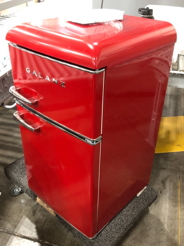 Photo 2 of USED: Galanz GLR31TRDER Retro Compact Refrigerator, Mini Fridge with Dual Doors, Adjustable Mechanical Thermostat with True Freezer, Red, 3.1 Cu FT 19.17"D x 23.31"W x 35.16"H

