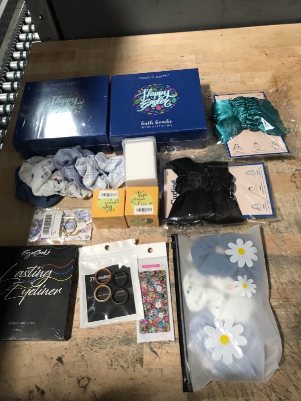 Photo 1 of **NON-REFUNDABLE** Bundle of miscellaneous beauty Items
