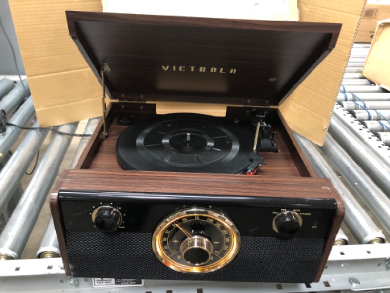 Photo 2 of Victrola Wood Metropolitan Mid Century Modern Bluetooth Record Player with 3-Speed Turntable and Radio

powers on