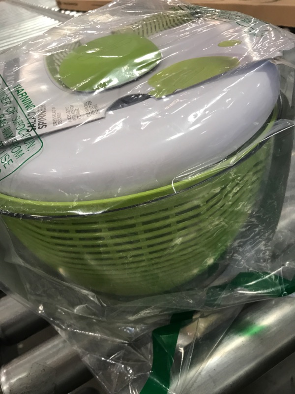 Photo 2 of ***CRACKED*** Farberware Easy to use pro Pump Spinner with Bowl, Colander and Built in draining System for Fresh, Crisp, Clean Salad and Produce, Large 6.6 quart, Green
