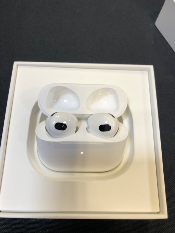 Photo 1 of Apple AirPods (2nd Generation)
